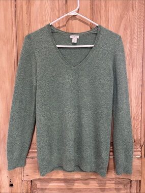 L.L. Bean Women's V-Neck Cashmere Sweater in Heathered Sage Green